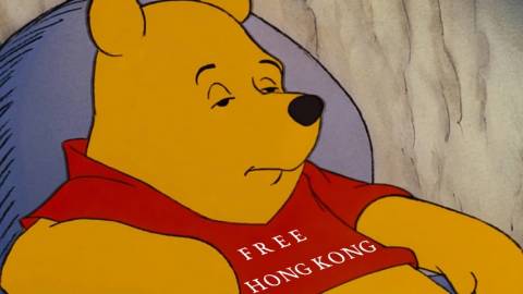 une image de Winnie l'ourson avec la phrase  - Free Hong Kong -  sur le tshirt