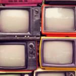 un mur fait avec des écrans de télévision