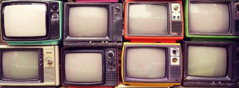 Les francais accros à leur écrans un mur fait avec des écrans de télévision