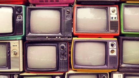 un mur fait avec des écrans de télévision