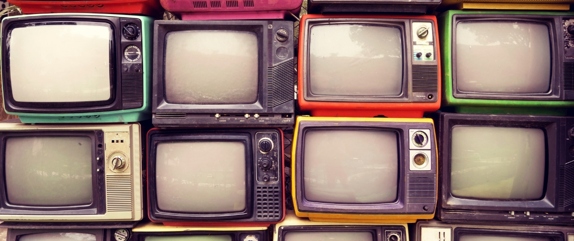 Les francais accros à leur écrans un mur fait avec des écrans de télévision