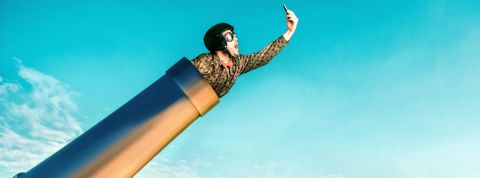 5G : un gâchis environnemental qu'on déploie vitesse grand V Un homme tenant son mobile dans un canon