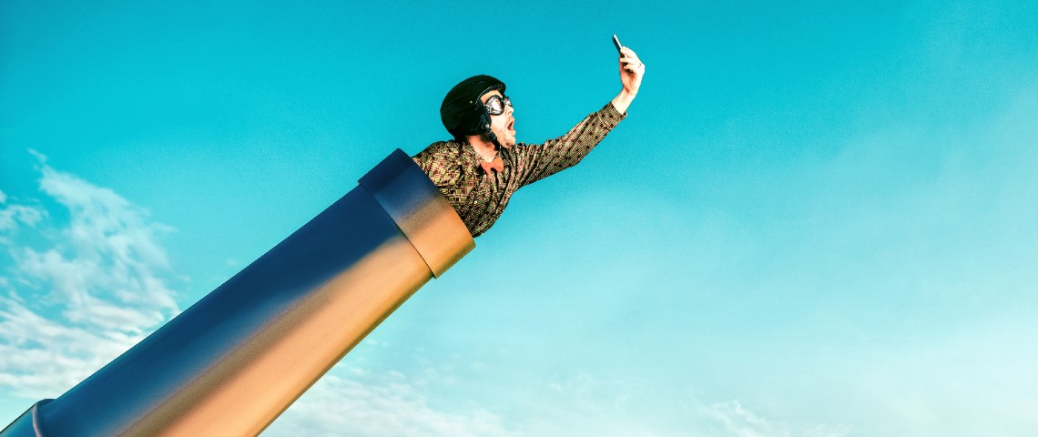 5G : un gâchis environnemental qu'on déploie vitesse grand V Un homme tenant son mobile dans un canon