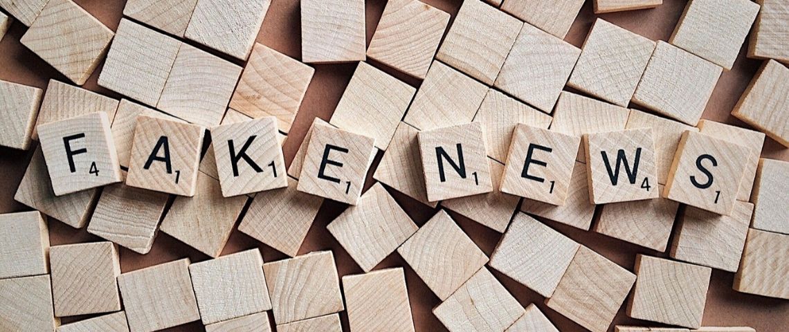 Le CSA se dote d’un comité d’experts pour lutter contre les « fake-news » Mot fake news écrit avec des lettres comme dans le jeu de scrabble