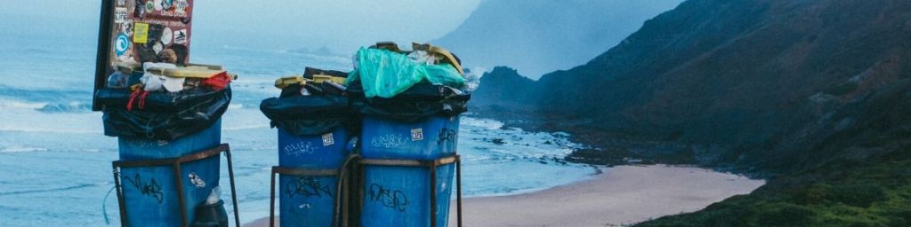 des poubelles pleines sur la plage