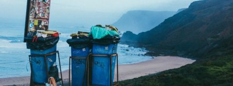 des poubelles pleines sur la plage