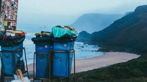 des poubelles pleines sur la plage