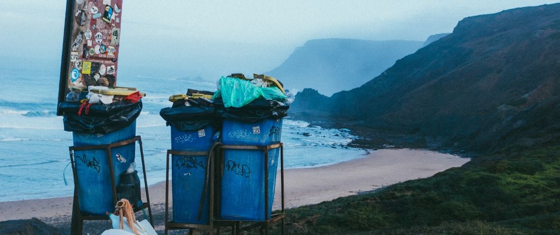 des poubelles pleines sur la plage