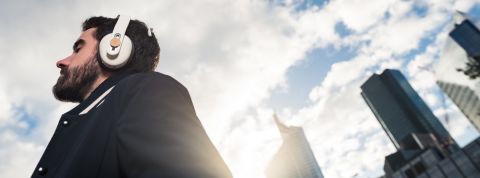 Génération stress : quand la tech tente de nous soigner Homme portant un casque Melomind