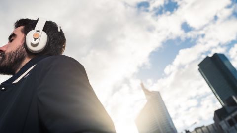Homme portant un casque Melomind