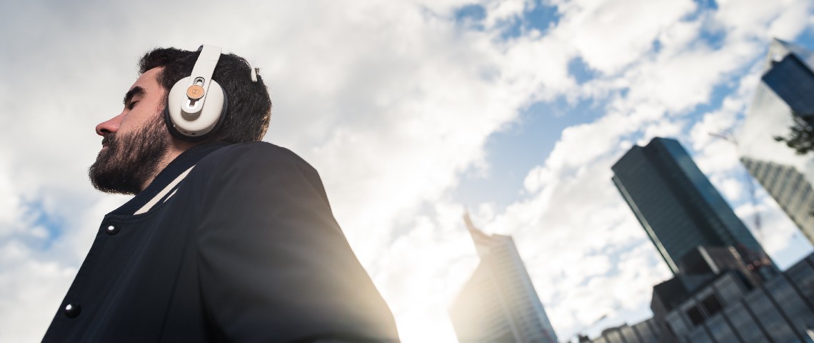 Génération stress : quand la tech tente de nous soigner Homme portant un casque Melomind