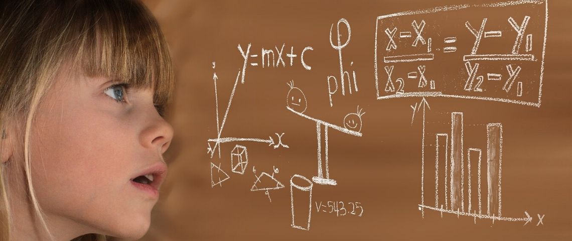 Microsoft invente une IA qui peut faire les devoirs de maths Petite fille regardant de manière dubitative une équation sur un tableau