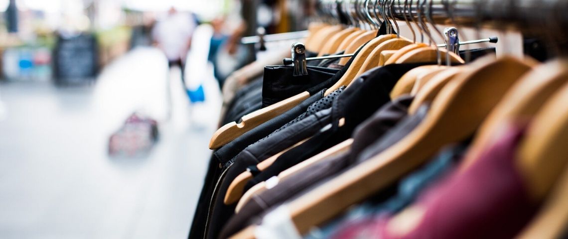Oxfam ouvre un nouveau dressing de mode responsable et de seconde main à Paris Vêtements sur un cintre