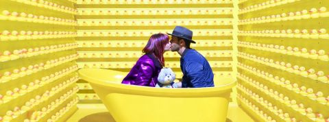 Quelle relation avec l'intimité ? Couple baignoire canards jaunes