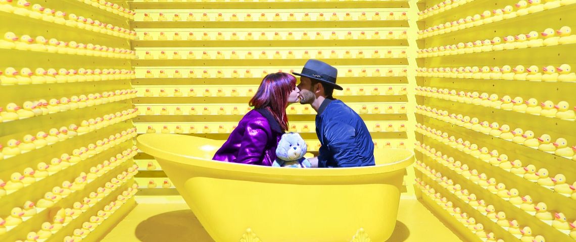 Quelle relation avec l'intimité ? Couple baignoire canards jaunes