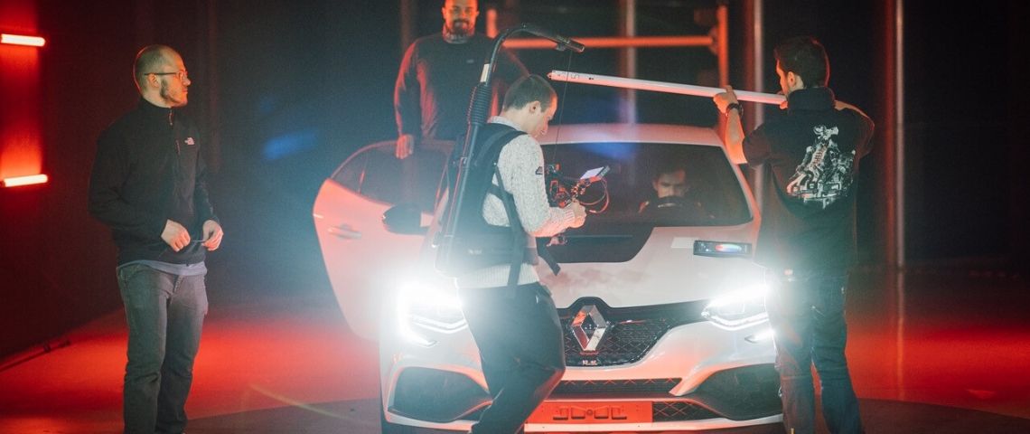 Renault Sport présente le genèse de son dernier modèle la Renault Megane RS trophy R avec un film signé SHARE & DARE 2 hommes autour d'une voiture