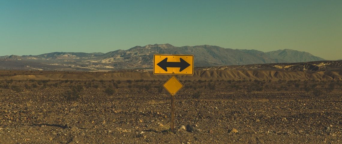 Création de nom : la stratégie dépend des enjeux Un panneau qui indique deux directions