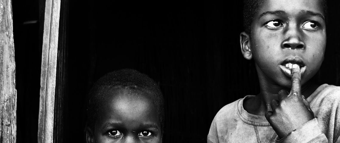 Cobalt : Google, Apple, Tesla laissent mourir des enfants dans les mines Deux enfants africains côte à côte