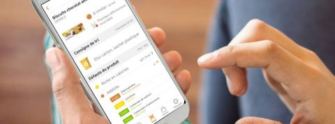 Économie circulaire : les promesses de la tech Les mains d'un homme ouvrent application sur smartphone