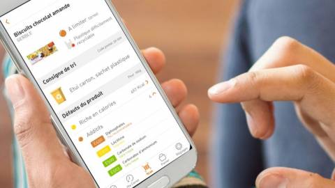 Les mains d'un homme ouvrent application sur smartphone
