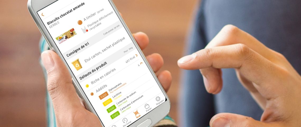 Économie circulaire : les promesses de la tech Les mains d'un homme ouvrent application sur smartphone