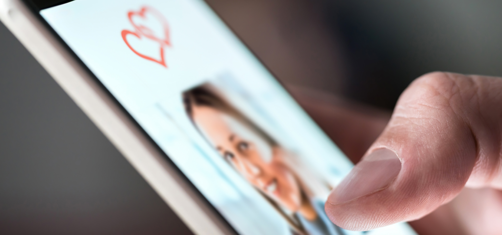 Gros plan d'une application de rencontre sur smartphone