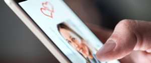 Gros plan d'une application de rencontre sur smartphone