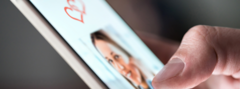 Matcher son partenaire selon son ADN pour éviter les maladies génétiques, l’idée polémique d’un chercheur d’Harvard Gros plan d'une application de rencontre sur smartphone