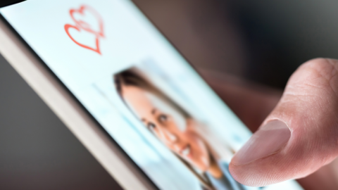 Gros plan d'une application de rencontre sur smartphone