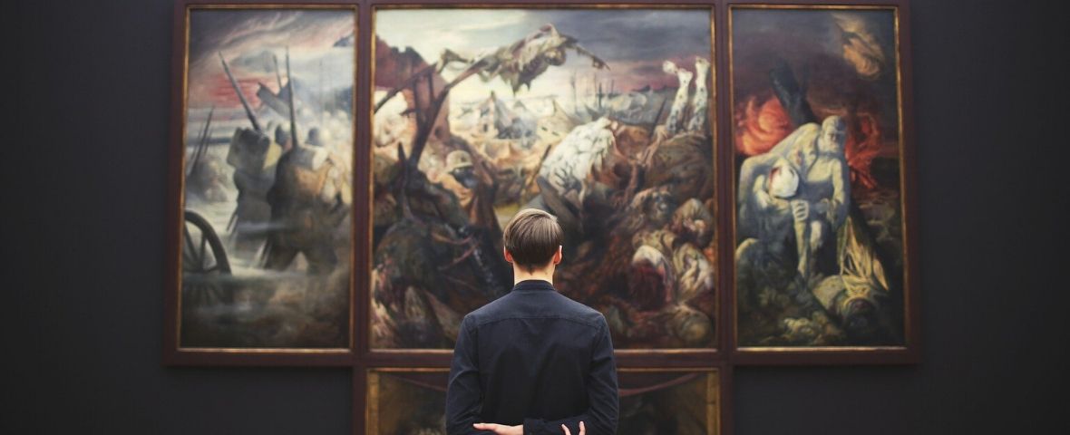 Pour Noël, Artips remplace les chocolats par des anecdotes de culture générale, tout aussi gourmandes ! Homme contemplant un tableau au musée