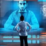 Homme devant hologramme géant de son collègue pendant une visio-conférence