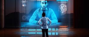 Homme devant hologramme géant de son collègue pendant une visio-conférence