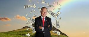 Une photo de Michael Bloomberg avec des billets de banque devant une montagne et un arc-en-ciel