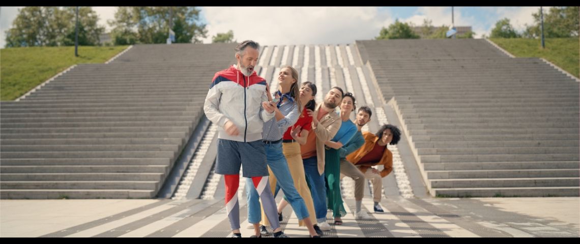Betc et Havas Paris signent la dernière campagne de La poste en mode comédie musicale Groupe de personnes