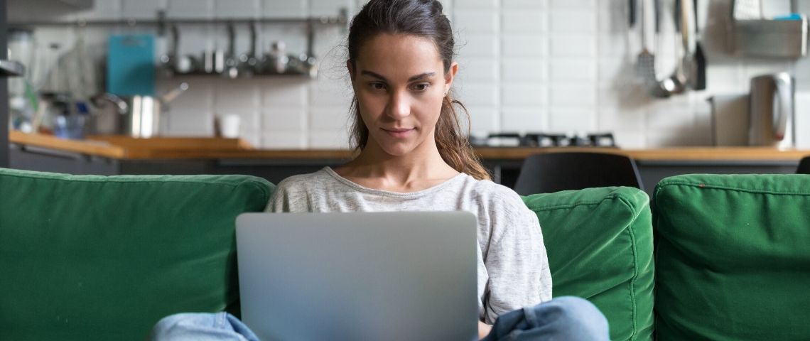 Ces documentaires qui nous font changer de vie Une femme qui regarde son écran d'ordinateur assise sur son canapé