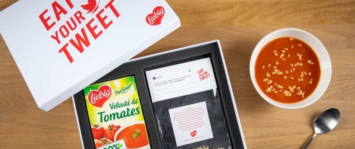 Liebig lance la campagne EatYourTweets Kit EatYourTweet, avec une brique de soupe et un sachet contenant les lettres pour reformer le tweet du consommateur mécontent