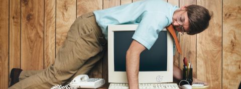 Focusmate veut éradiquer la procrastination un homme en train de dormir sur son ordinateur