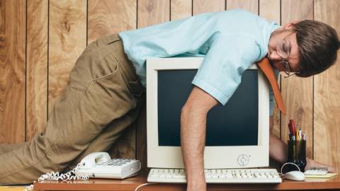 un homme en train de dormir sur son ordinateur