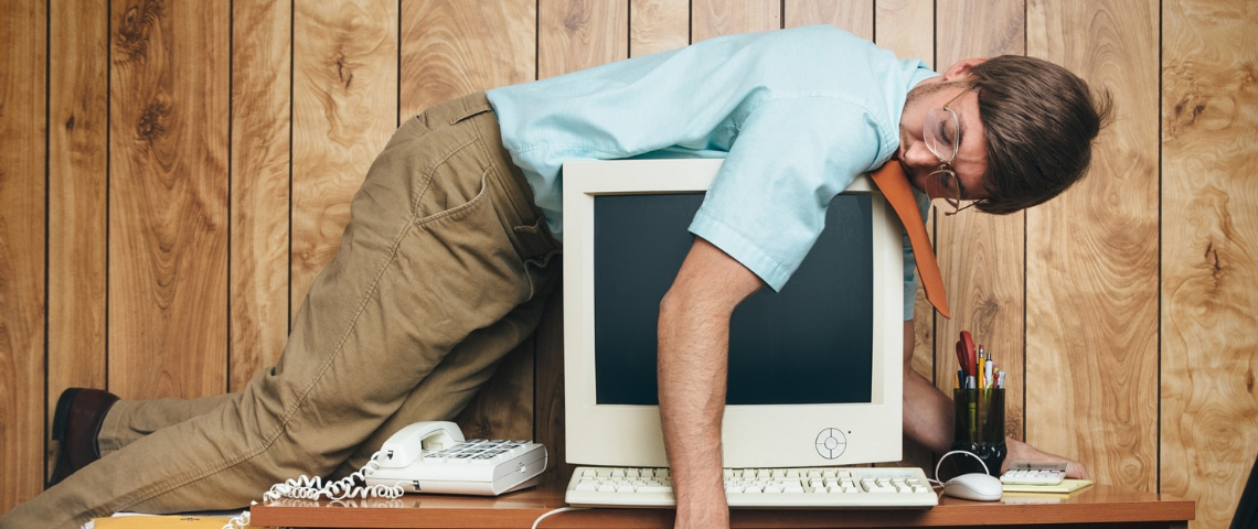 Focusmate veut éradiquer la procrastination un homme en train de dormir sur son ordinateur