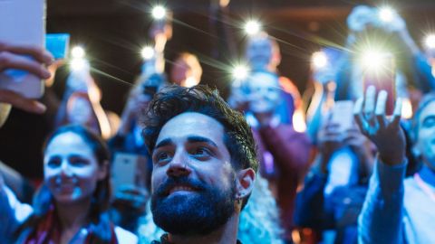 Une foule de gens tenant leurs smartphones