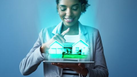 Une femme en train de visualiser une maison en réalité augmentée