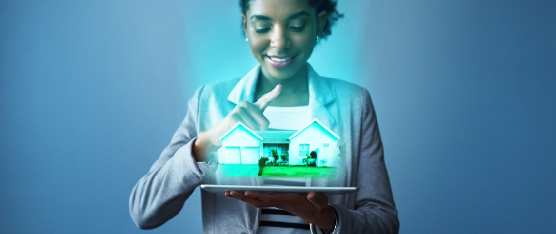 La technologie redéfinit le futur de l'immobilier Une femme en train de visualiser une maison en réalité augmentée