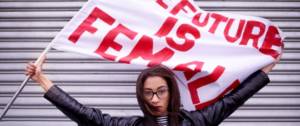 Une femme avec un drapeau Future is female