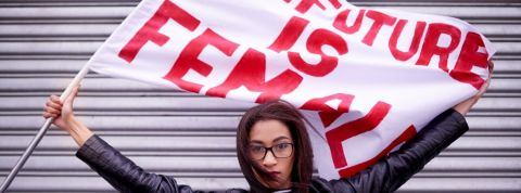 Les tendances dating de l'année 2019 Une femme avec un drapeau Future is female