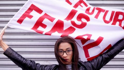 Une femme avec un drapeau Future is female
