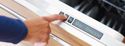 Comment Joone bouscule l'industrie des couches ? Un homme en train d'appuyer sur un bouton - go green -