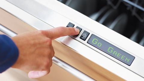 Comment Joone bouscule l'industrie des couches ?  Un homme en train d'appuyer sur un bouton  - go green -