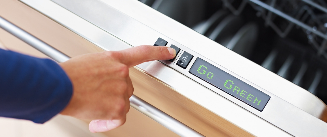Comment Joone bouscule l'industrie des couches ? Un homme en train d'appuyer sur un bouton - go green -