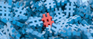 un hashtag rouge au milieu de hashtags bleu
