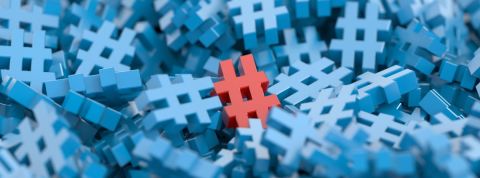 Quels sont les hashtags les plus utilisés un hashtag rouge au milieu de hashtags bleu